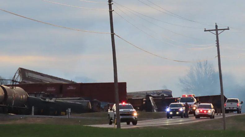 ABD'de Zehirli Gaz Alarmı: Kükürt Yüklü Tren Devrildi