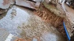 Adana'da İ&ccedil;me Suyu Borusu Patladı: 3 Mahalle Su Altında Kaldı!