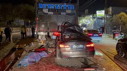 Adana'da Otomobil Kamyona &Ccedil;arptı: 1 &Ouml;l&uuml;, 2 Yaralı