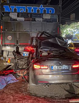 Adana'da Otomobil Kamyona Çarptı: 1 Ölü, 2 Yaralı