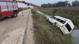 Adana'da Tarım İş&ccedil;ilerini Taşıyan Servis Sulama Kanalına Devrildi: 18 Yaralı