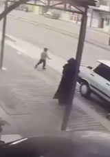 Adana&rsquo;da Korkun&ccedil; Kaza: K&uuml;&ccedil;&uuml;k &Ccedil;ocuğa Kamyonet &Ccedil;arptı!