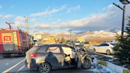 Afyonkarahisar'da Korkun&ccedil; Kaza! &Ouml;ğrenci Servisi ile Ara&ccedil; &Ccedil;arpıştı: 9 Yaralı