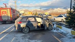 Afyonkarahisar'da &Ouml;ğrenci Servisi Otomobille &Ccedil;arpıştı: 7'si &Ouml;ğrenci 9 Yaralı!