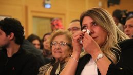 Ailesi g&ouml;zyaşlarını tutamadı! Arda G&uuml;ler: Sizi gururlandırmak paha bi&ccedil;ilemez