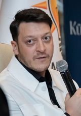 AK Parti K&uuml;t&uuml;phane Sohbetleri&rsquo;nde samimi anlar: Mesut &Ouml;zil'den "Erdoğan" yanıtı!