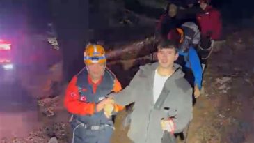Akdağ'da Mahsur Kalan 3 Dağcı Kurtarıldı
