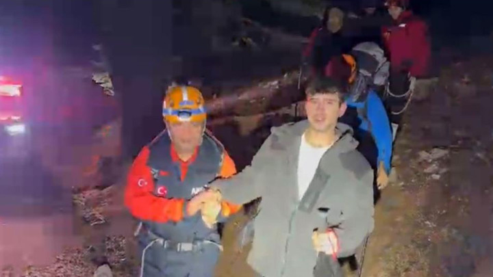 Akdağ'da Mahsur Kalan 3 Dağcı Kurtarıldı