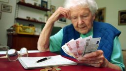 Almanya’da Devlet Gelirinin Üçte Biri Emeklilere Ödeniyor