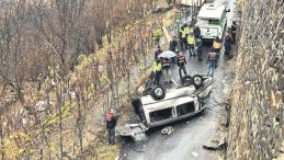 Alt Yola Devrilen Kamyonet 3 Kişiyi Hayattan Kopardı