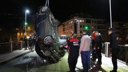 Amasya'da otomobil Yeşilırmak Nehri'ne u&ccedil;tu: 1 &ouml;l&uuml;, 1 yaralı