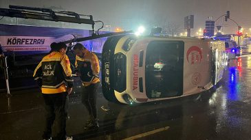 Ambulans ile Minib&uuml;s &Ccedil;arpıştı: 6 Yaralı