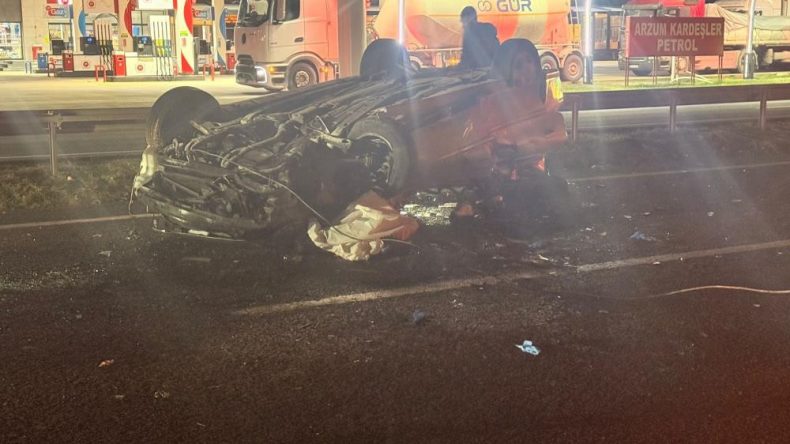 Ankara-Eskişehir yolunda korkun&ccedil; kaza! Otomobil tıra &ccedil;arptı, 1 &ouml;l&uuml;, 3 yaralı