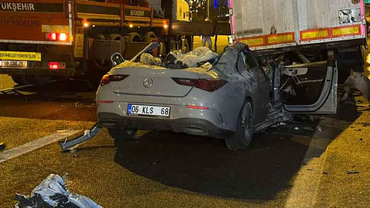 Ankara'da Korkun&ccedil; Kaza: Tırın Altında Kalan Otomobilde 2 &Ouml;l&uuml;, 1 Ağır Yaralı