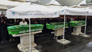 Anne ve İki &Ccedil;ocuğu Yan Yana Son Yolculuğuna Uğurlandı
