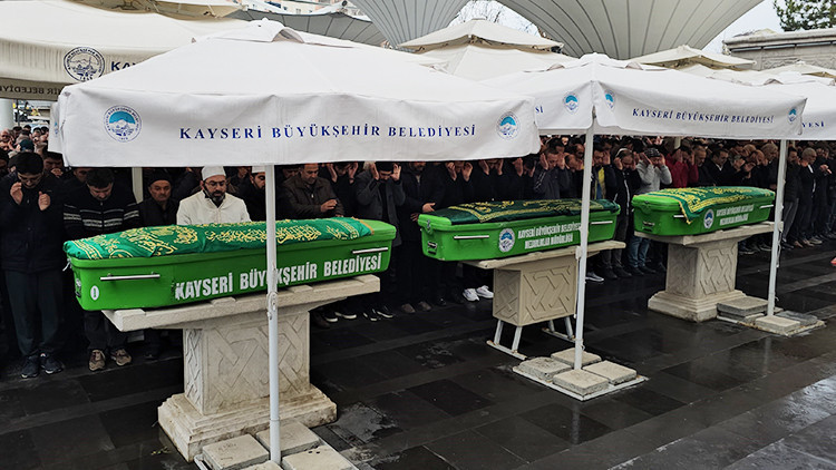 Anne ve İki &Ccedil;ocuğu Yan Yana Son Yolculuğuna Uğurlandı