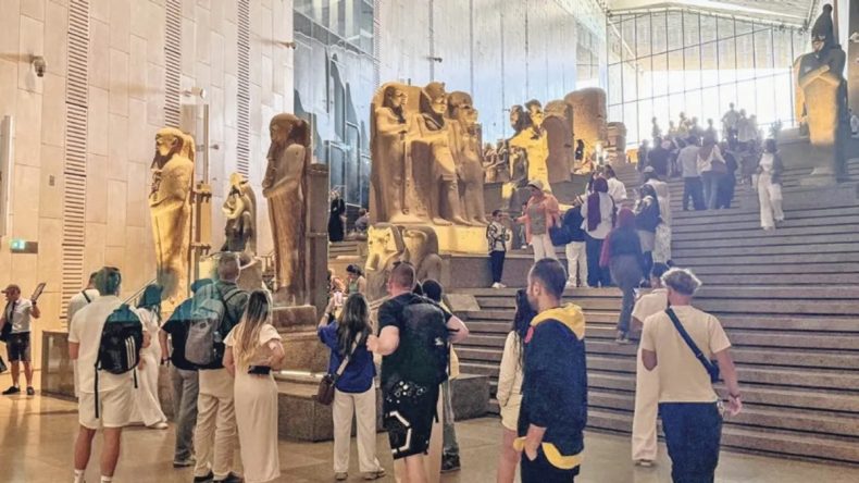 Antik M&uuml;ze Ziyaret&ccedil;ilerin Akınına Uğradı