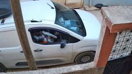 Ara&ccedil;tan Bile İnmeyen Kargo G&ouml;revlisi, Teslimatla Şaşırttı!