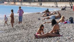 Aralık Ayında Deniz Keyfi: Şiddetli Yağışların Ardından G&uuml;neş A&ccedil;tı, Sahiller Doldu Taştı