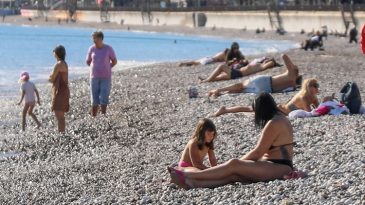 Aralık Ayında Deniz Keyfi: Şiddetli Yağışların Ardından G&uuml;neş A&ccedil;tı, Sahiller Doldu Taştı