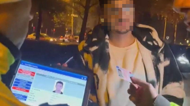 Arkadaşının Ehliyeti ile Yakayı Ele Verdi: 'Bu Fotoğraf Benim Değil!'