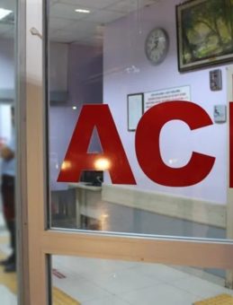 Arkadaşıyla Şakalaşırken Bıçağın Üzerine Düştü: 1 Yaralı