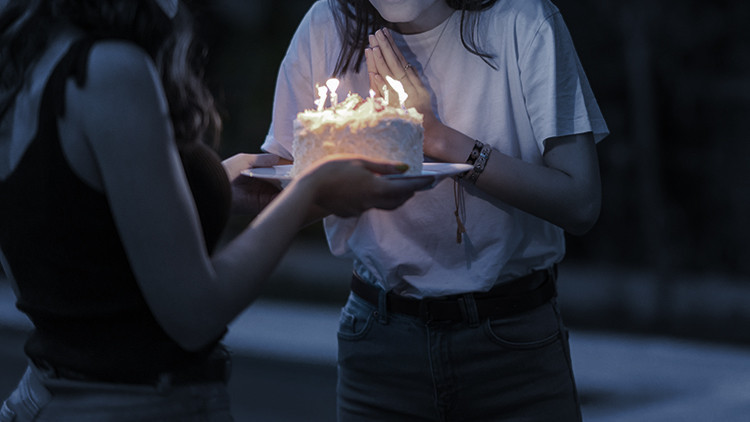Arkadaşları Pastaneyi Uyardı: Doğum G&uuml;n&uuml; Pastası, &Uuml;niversite &Ouml;ğrencisi Gen&ccedil; Kızın Sonunu Getirdi