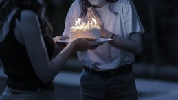 Arkadaşları Pastaneyi Uyardı: Doğum G&uuml;n&uuml; Pastası, &Uuml;niversite &Ouml;ğrencisi Gen&ccedil; Kızın Sonunu Getirdi