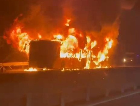 Arnavutköy'de İETT Otobüsü Alev Alev Yandı