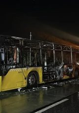 Arnavutk&ouml;y'de İETT otob&uuml;s&uuml; yanarak k&uuml;le d&ouml;nd&uuml;