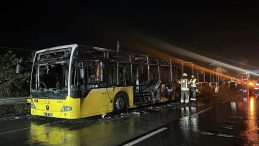 Arnavutk&ouml;y'de İETT otob&uuml;s&uuml; yanarak k&uuml;le d&ouml;nd&uuml;