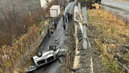 Artvin'de Ara&ccedil; Alt Yola Devrildi: 3 Kişi Hayatını Kaybetti
