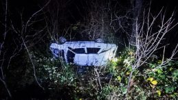 Artvin'de otomobil u&ccedil;urumdan aşağı devrildi: 4 yaralı