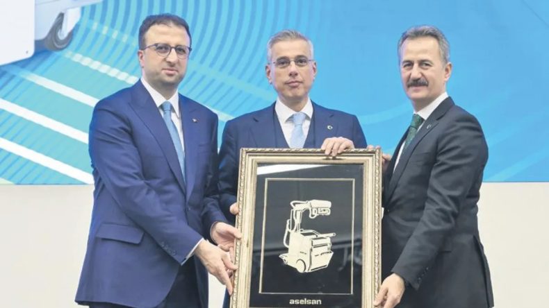 Aselsan, Sağlık Bakanlığı'na Yerli Mobil R&ouml;ntgen Cihazı Tanıttı