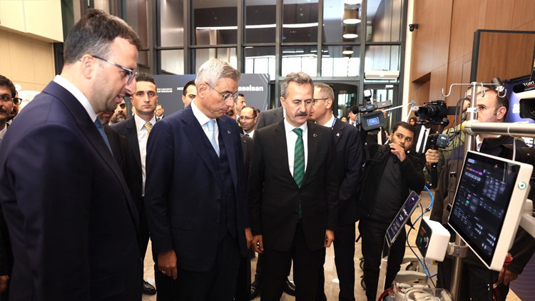 ASELSAN'ın Geliştirdiği Mobil Dijital Röntgen Cihazı, Sağlık Bakanlığı'na Teslim Edildi