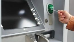 ATM'de Kartının Kaldığını G&ouml;remeyen Kişi, G&uuml;venlik G&ouml;revlisini Bı&ccedil;akladı