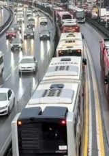 Avcılar'da Metrob&uuml;s Arızası Nedeniyle Seferler Aksadı, Duraklarda Yoğunluk Yaşandı