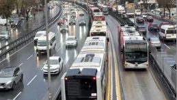 Avcılar'da Metrob&uuml;s Arızası Nedeniyle Seferler Aksadı, Duraklarda Yoğunluk Yaşandı