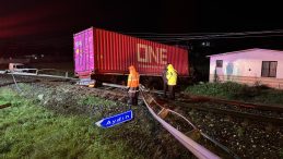 Aydın'da Feci Kaza! Kontrolden &Ccedil;ıkan TIR Tren Yoluna Girdi: 1 &Ouml;l&uuml;