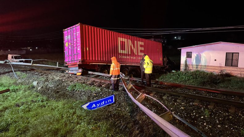 Aydın'da Feci Kaza! Kontrolden Çıkan TIR Tren Yoluna Girdi: 1 Ölü