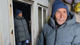 Babasından Kalan Miras Y&uuml;z&uuml;n&uuml; G&uuml;ld&uuml;rmedi: Milyonluk Villa Yerine Barakada Yaşıyor!