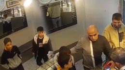 Bağcılar'da İki &Ccedil;ocuk Altın Dolu &Ccedil;anta Buldu! Altınları Sahibini Bulmak İ&ccedil;in İz S&uuml;rd&uuml;ler