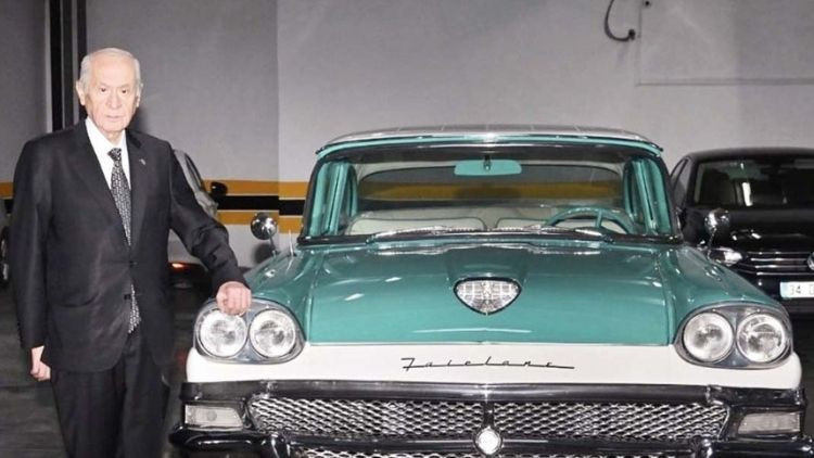 Bah&ccedil;eli'den Antika Otomobil Hediye Edildi