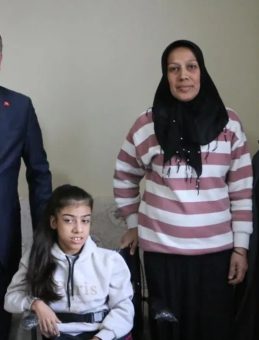 Bah&ccedil;eli'den Diyarbakırlı engelli kıza tekerlekli sandalye s&uuml;rprizi: Her zaman bize yardımcı oluyor