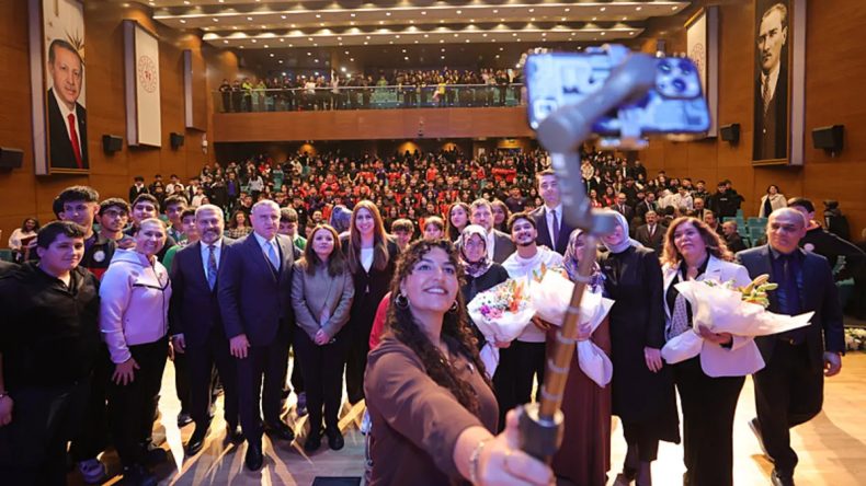 Bakan Bak, Şampiyon Sporcular ve Anneleriyle Buluştu