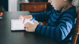 Bakan G&ouml;ktaş'tan Sosyal Ağ Sağlayıcılarına 15 Yaş &Ccedil;ağrısı!