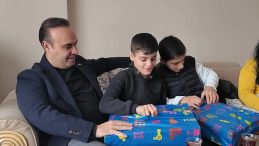 Bakan Kacır, buldukları altını sahibine teslim eden &ccedil;ocuklara diz &uuml;st&uuml; bilgisayar hediye etti