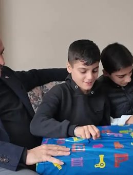 Bakan Kacır, buldukları altını sahibine teslim eden &ccedil;ocuklara diz &uuml;st&uuml; bilgisayar hediye etti