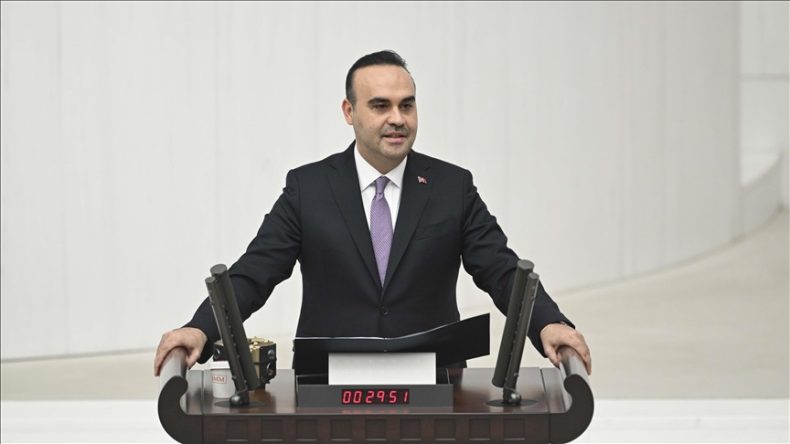 Bakan Kacır: T&uuml;rkiye beyin g&ouml;&ccedil;&uuml;n&uuml; değil, tersine beyin g&ouml;&ccedil;&uuml;n&uuml; konuşuyor