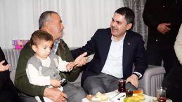 Bakan Kurum'dan Depremzede Aileye Ziyaret